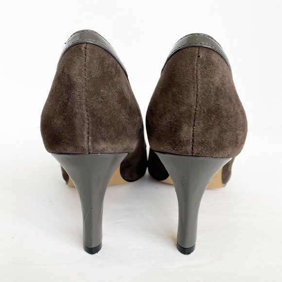 ADRIENNE VITTADINI Jacyn Brown Suede Heels Patent Leather Trim Bow Detail Sz 7.5 - Picture 3 of 8